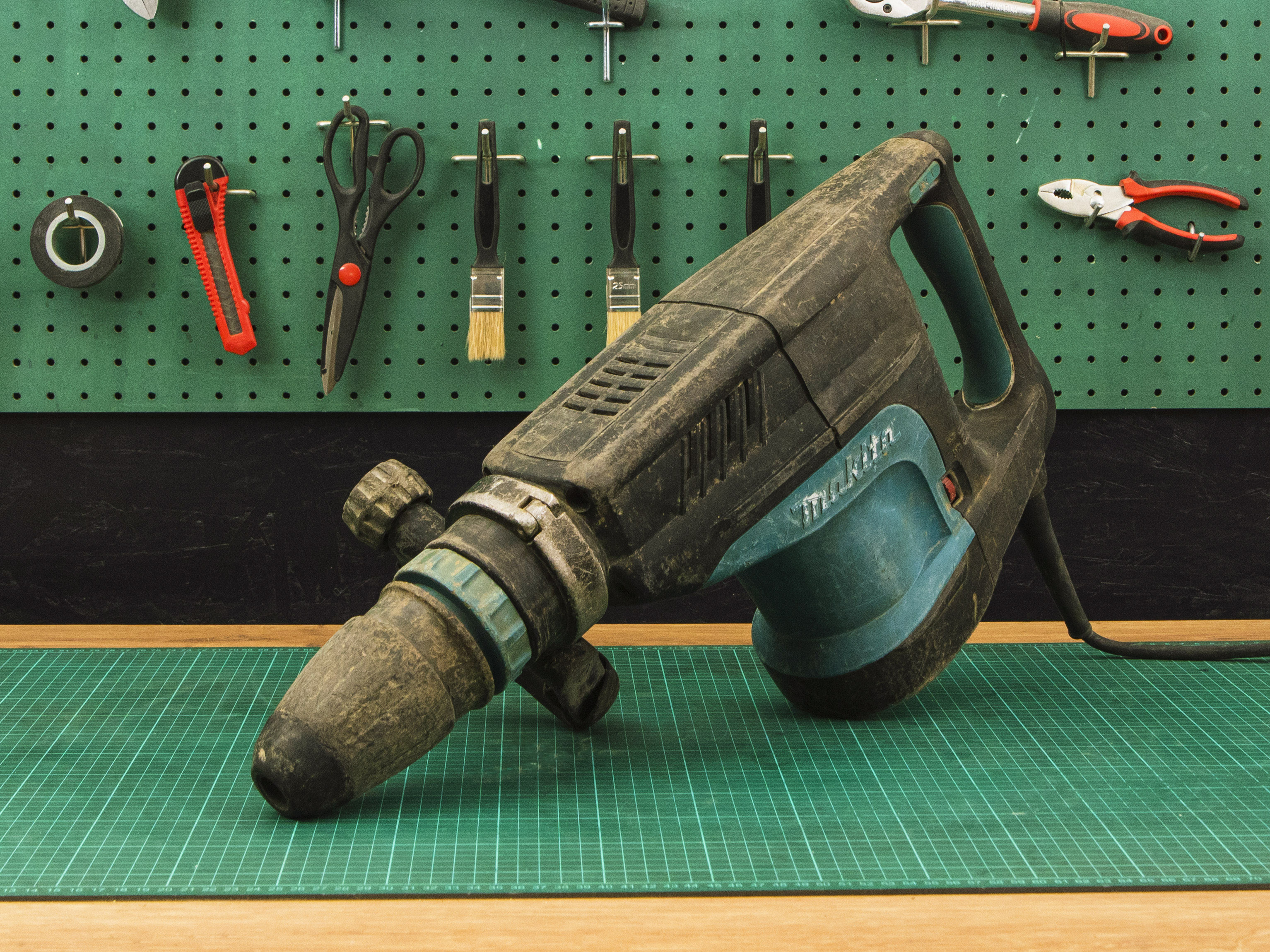 Отбойный молоток Makita HM 1203 C  (01-16075)