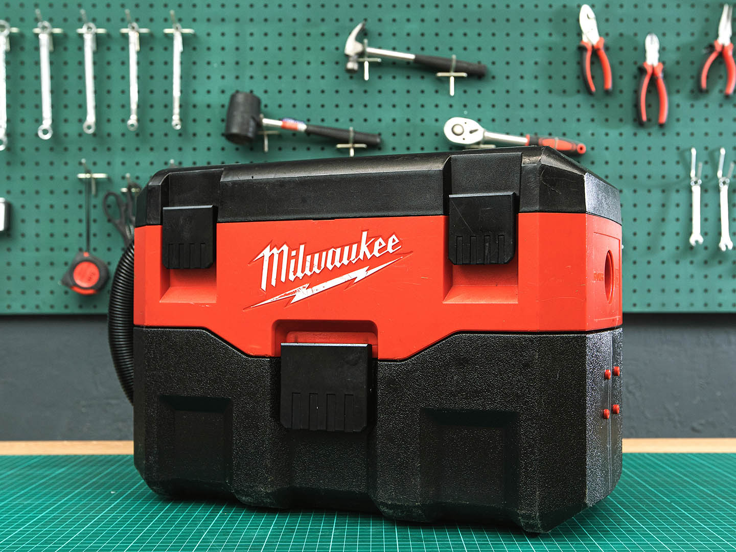 Аккумуляторный пылесос  Milwaukee M18 VC  (03-09033)