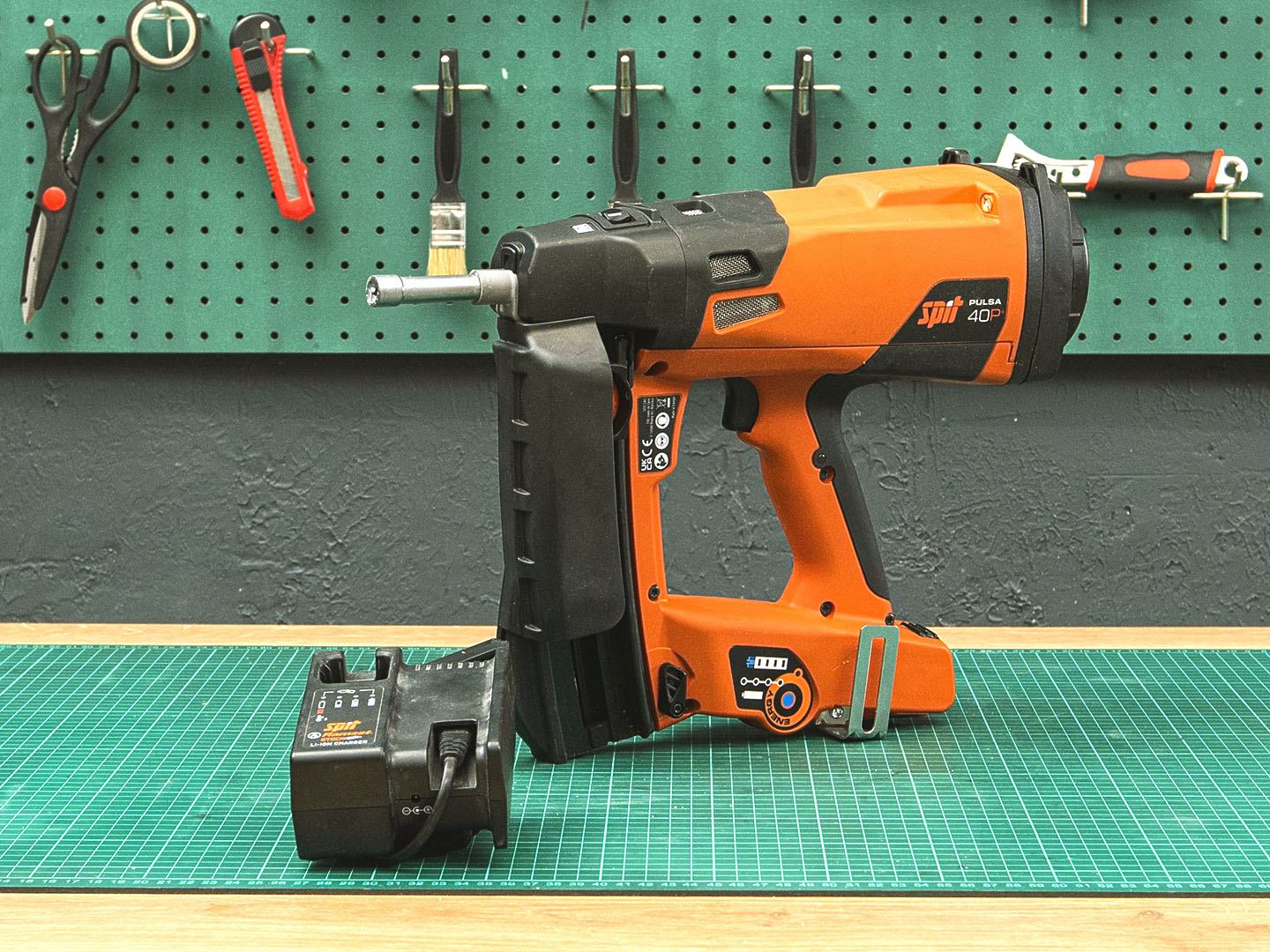 Гвоздезабивной пистолет SPIT Pulsa 40P+  (12-14043)