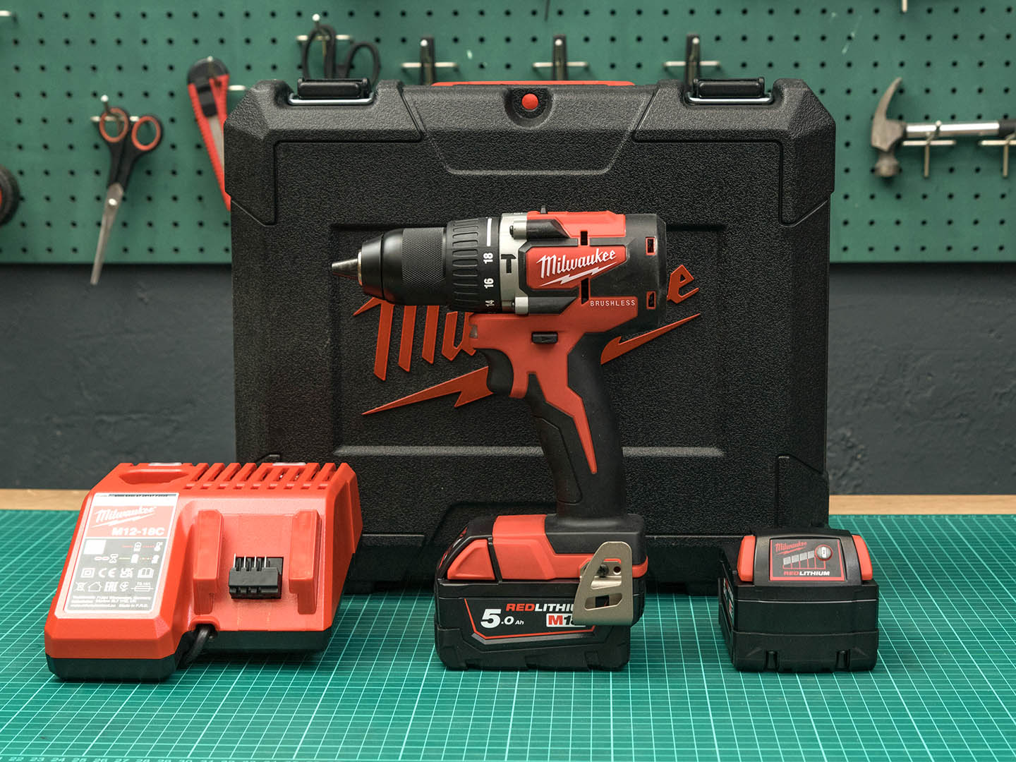 Аккумуляторная дрель-шуруповерт Milwaukee CBLPD-502C  (01-28104)